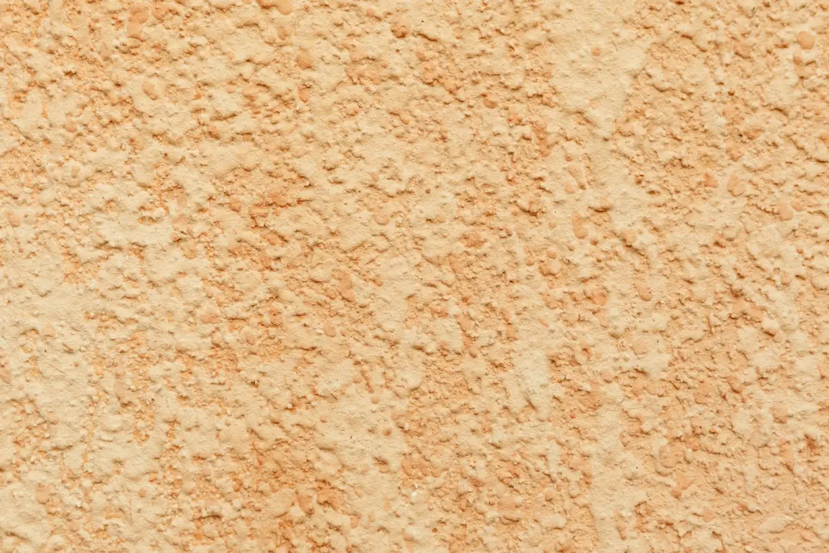Détail d'un enduit de façade à la texture grattée