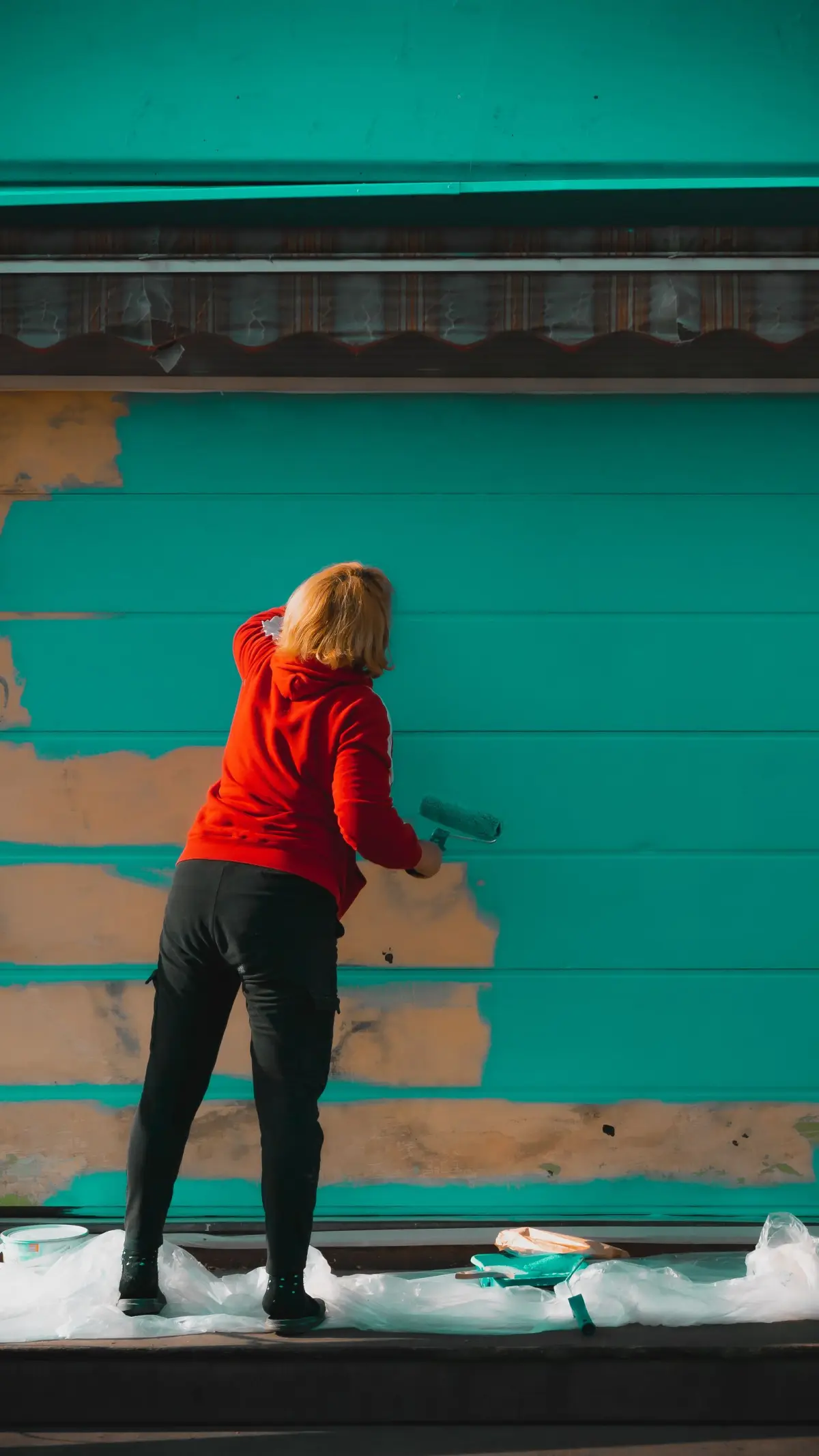 Application de peinture au rouleau sur un mur en rénovation