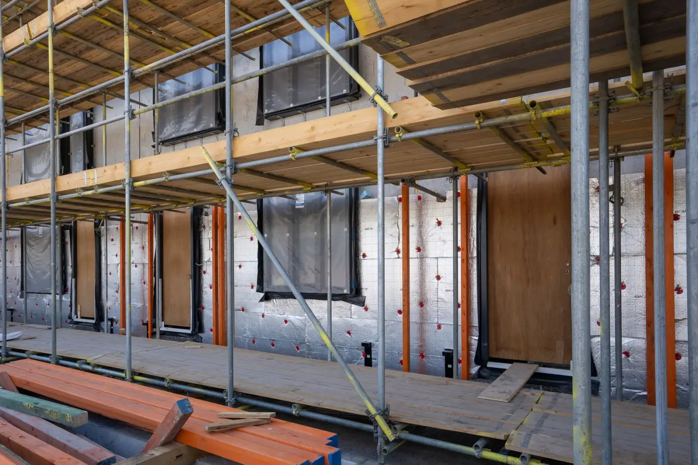 Chantier d'isolation par l'extérieur sur un immeuble résidentiel