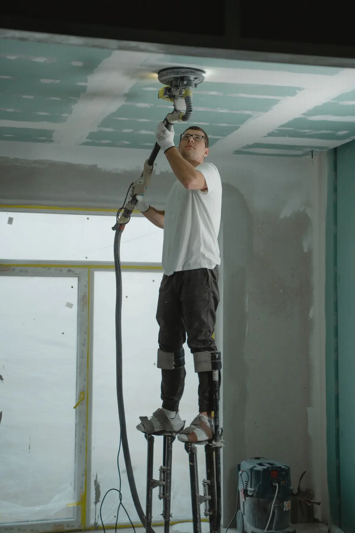 Finition d'un plafond en plaques de plâtre par un professionnel