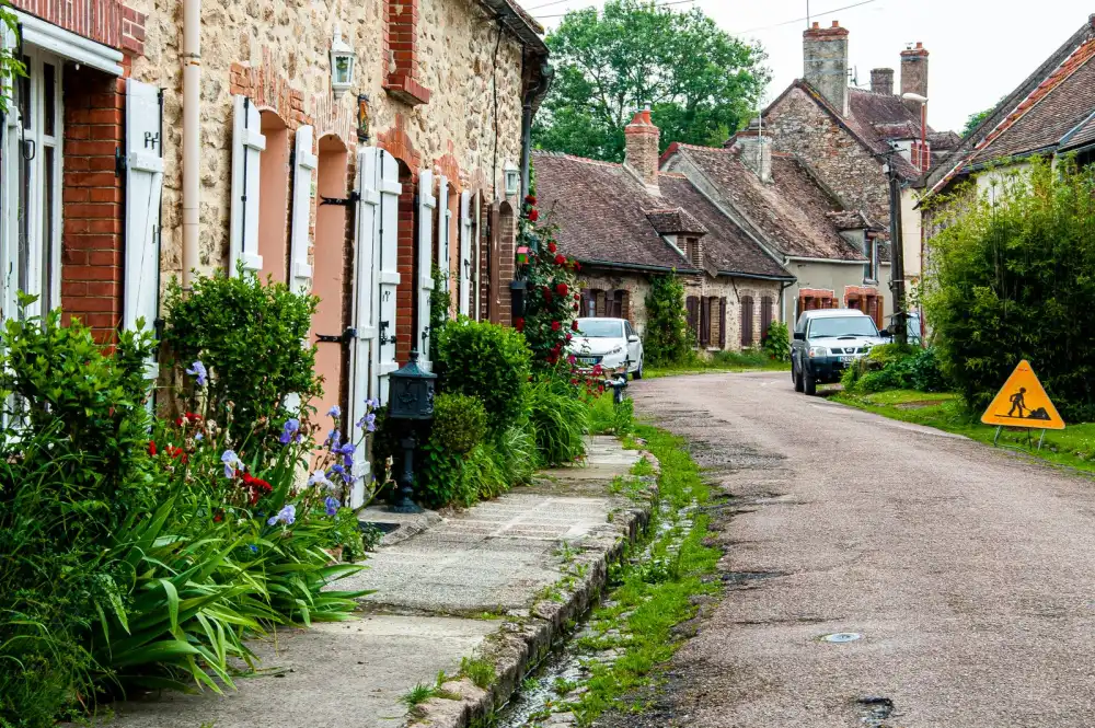 Rue résidentielle bordée de maisons en pierre