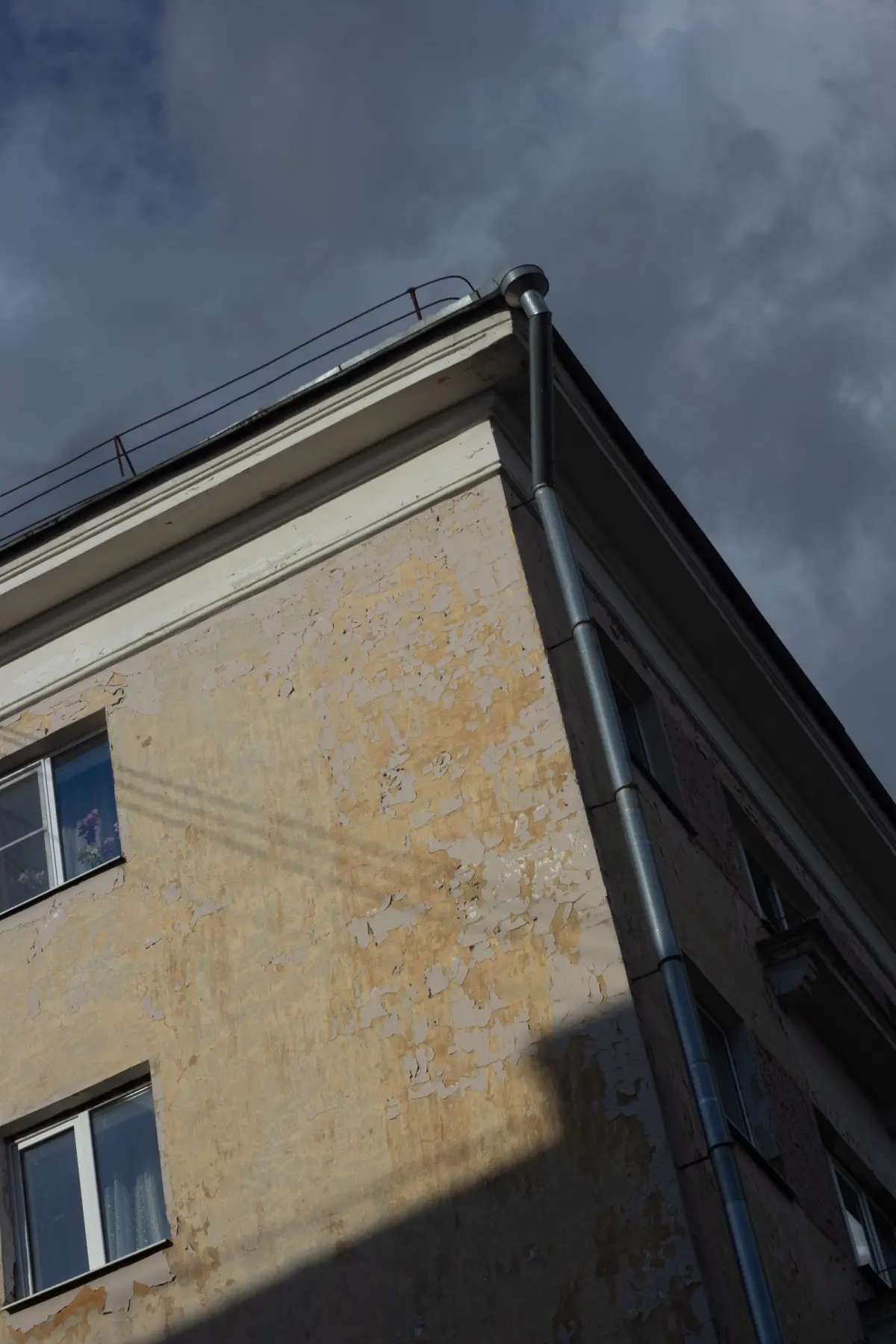 Façade d'immeuble ancien exposée aux intempéries
