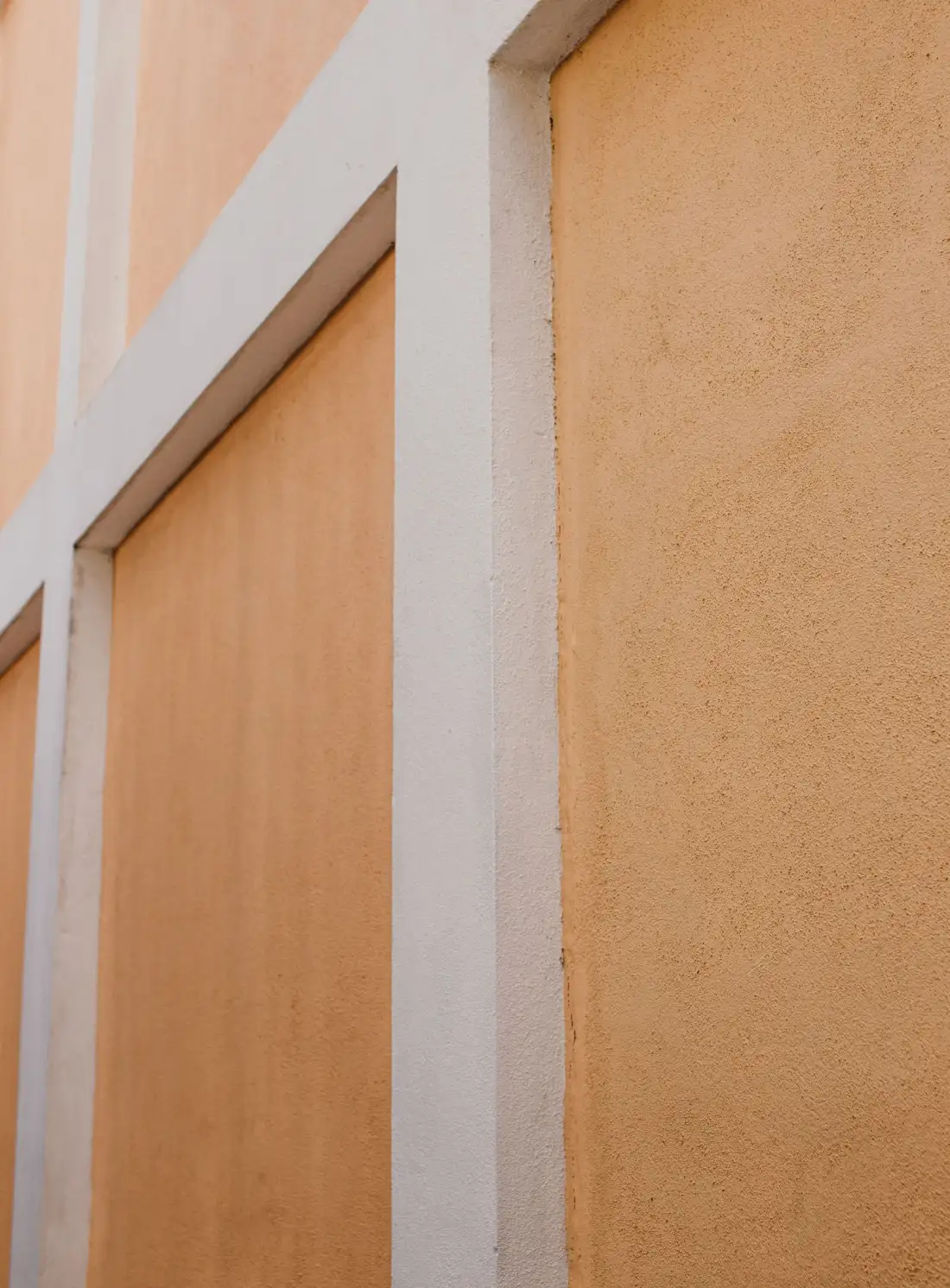 Façade contemporaine en panneaux d'enduit et béton