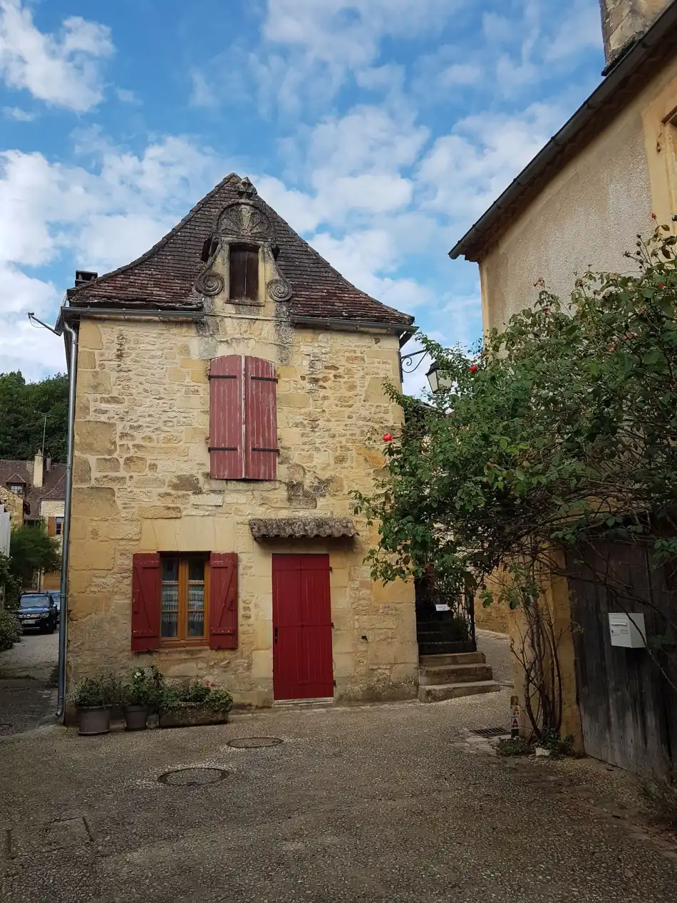 Maison individuelle avec volets colorés en bord de rue